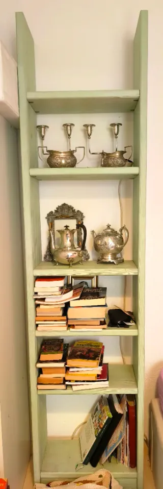 Estantería alta y estrecha de madera maciza