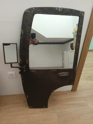 Puerta coche antigua con espejos
