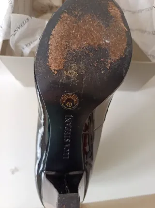 Scarpa décolleté nera in pelle lucida