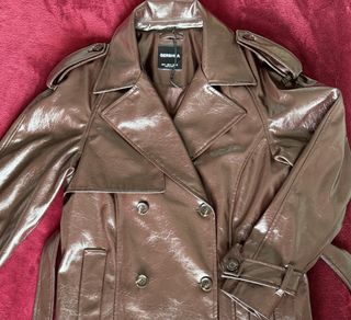 Abrigo Trench efecto piel Bershka