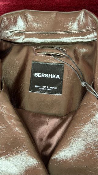 Abrigo Trench efecto piel Bershka