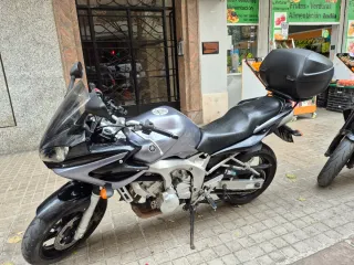 Yamaha FZ6 S2 Gris con Top Case año 2006