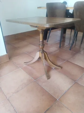 Mesa auxiliar antigua de madera