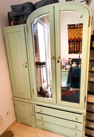 Armario de madera maciza con espejos