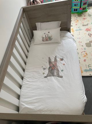 Cuna de madera y blanca