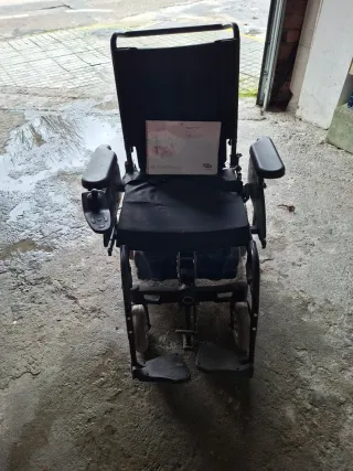 Silla de ruedas eléctrica casi nueva
