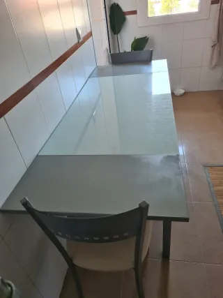 Mesa de cocina cristal y metal gris