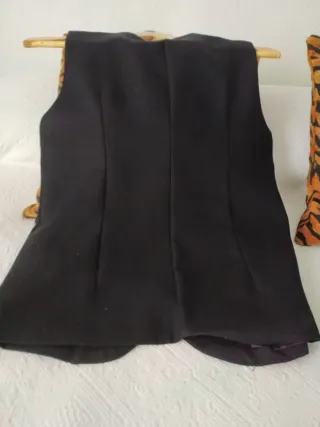 Chaleco negro elegante con botones dorados