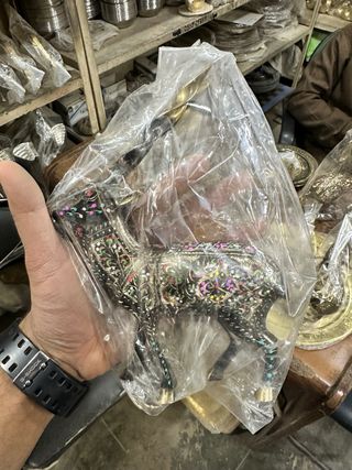 Arte artesanal en latón: figuras y plato