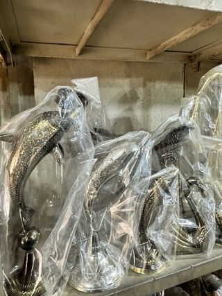 Arte artesanal en latón: figuras y plato