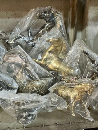 Arte artesanal en latón: figuras y plato