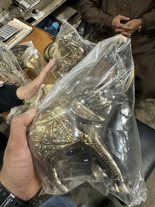 Arte artesanal en latón: figuras y plato