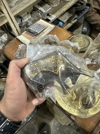 Arte artesanal en latón: figuras y plato