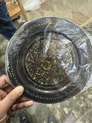Arte artesanal en latón: figuras y plato