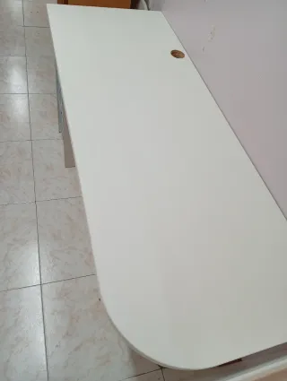 Escritorio blanco con cajones azules