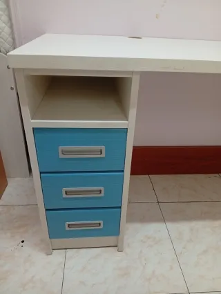 Escritorio blanco con cajones azules