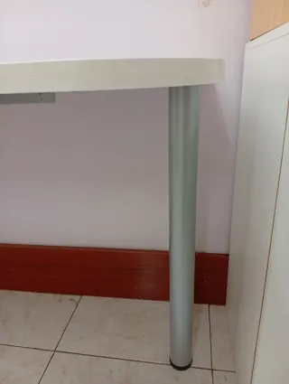 Escritorio blanco con cajones azules