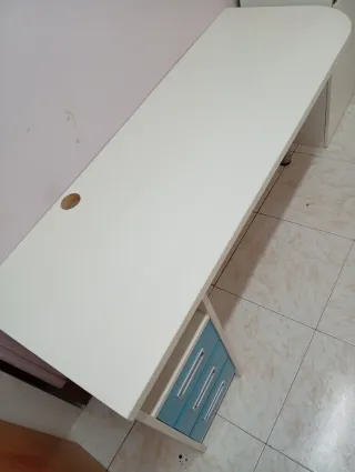 Escritorio blanco con cajones azules