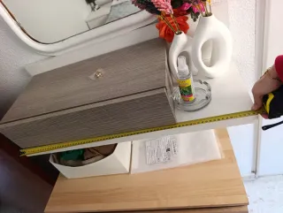 Estantería con cajón,por dentro pelado del uso.