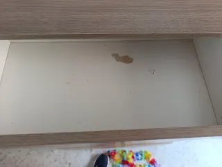 Estantería con cajón,por dentro pelado del uso.