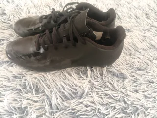 Botas de fútbol negras