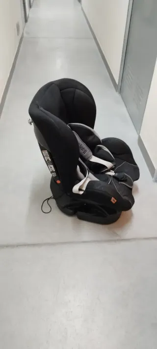 Silla de coche negra y gris