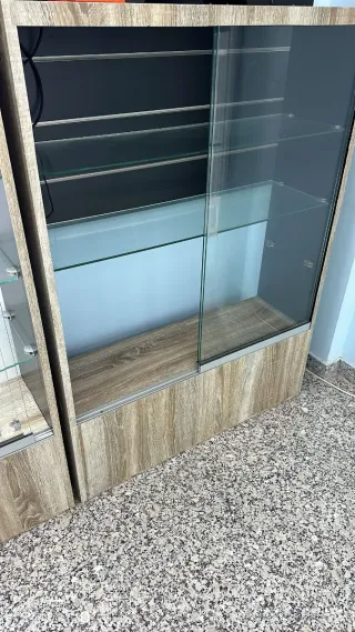 Vitrina de madera y cristal para negocios