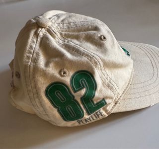 Berretto uomo Playlife beige con stemma