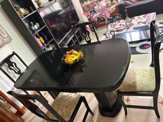 Mesa de comedor extensible y sillas