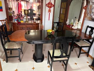 Mesa de comedor extensible y sillas