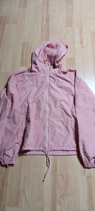 Chaqueta rosa con capucha