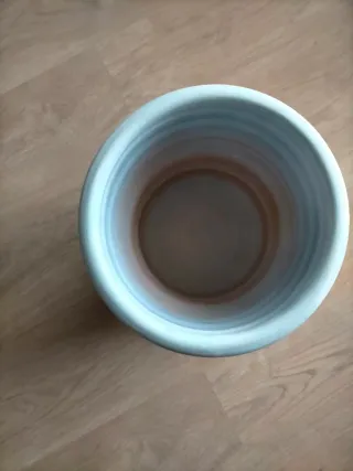 Macetero terracota blanco con franja dorada