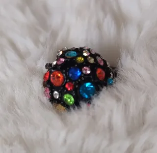 Elegante y colorido anillo de strass y metal negro