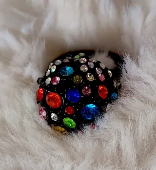 Elegante y colorido anillo de strass y metal negro