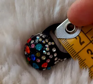 Elegante y colorido anillo de strass y metal negro