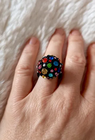 Elegante y colorido anillo de strass y metal negro