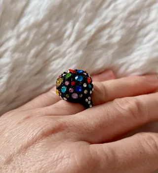 Elegante y colorido anillo de strass y metal negro