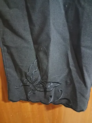 Bermuda nera con farfalla ricamata