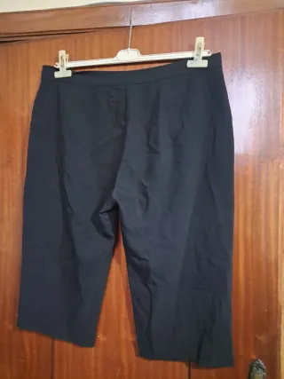 Bermuda nera con farfalla ricamata