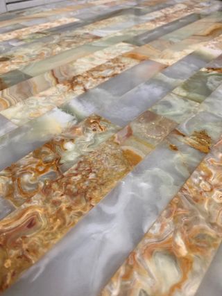 Mesa auxiliar de mármol verde y multicolor