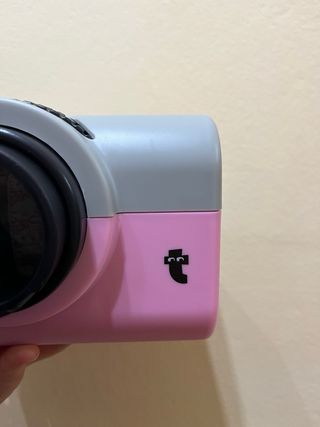 Mini proyector gris y rosa