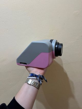 Mini proyector gris y rosa