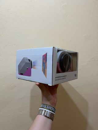 Mini proyector gris y rosa