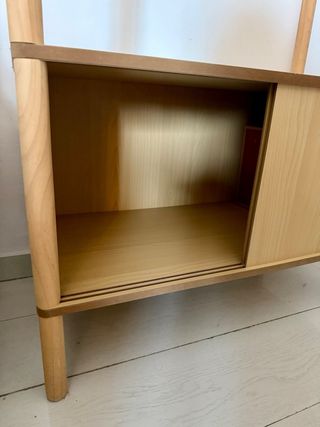 Armario de madera con puertas correderas