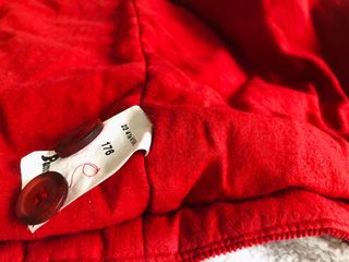 Abrigo rojo de pana con cinturón