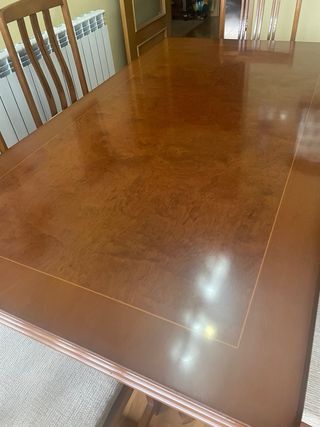 Mesa de comedor y 6 sillas de madera
