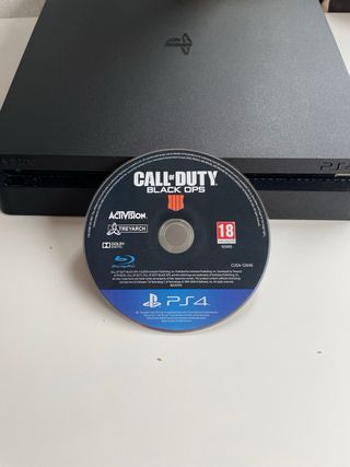 PS4 (PlayStation 4) Nera + Call of Duty + 2 controller