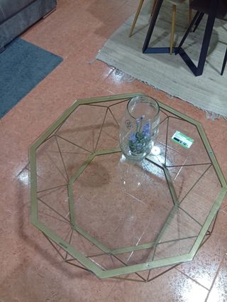 Mesa de centro geométrica dorada y cristal