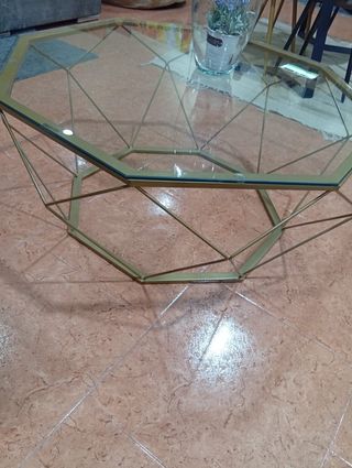 Mesa de centro geométrica dorada y cristal