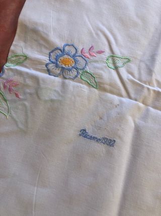 Tovaglia floreale con bordi blu e rosa